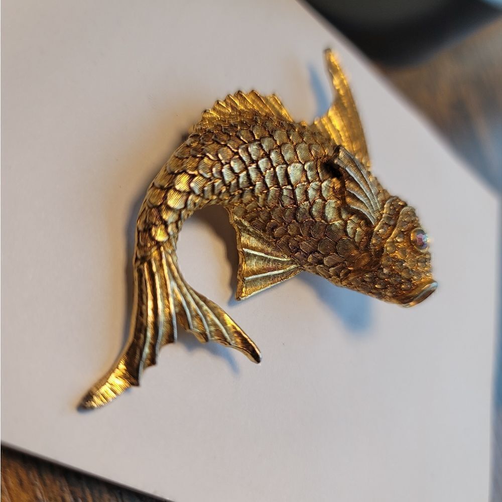 UNBRANDED Vintage Carp Pave Clear Crystal Gold Brooch - Picture 4 of 6